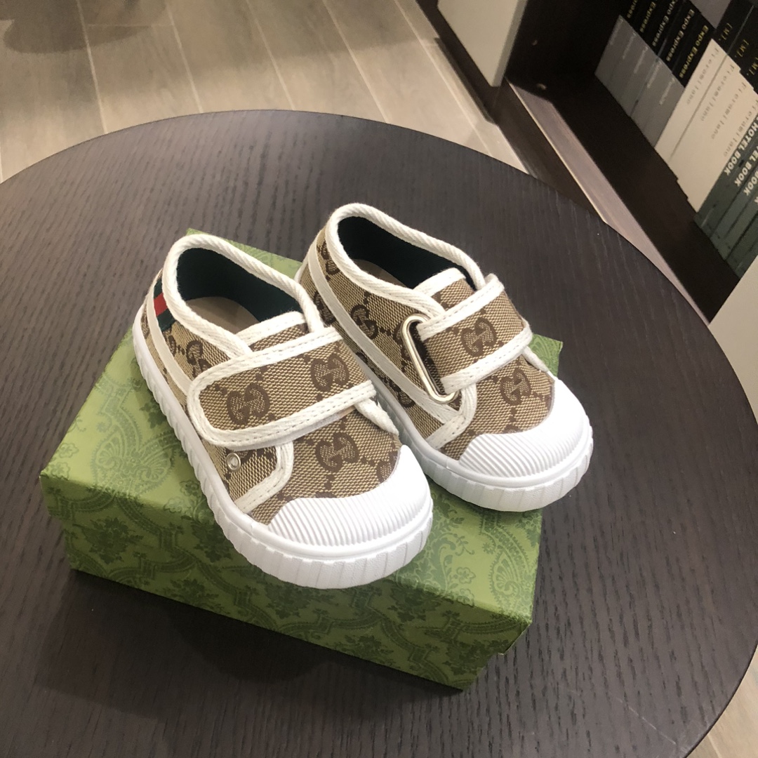 Children's shoes child
